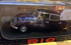 vieille voiture française brune