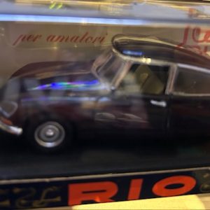 vieille voiture française brune