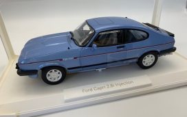 vieille voiture coupe bleu