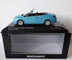 vieille voiture bleu cabriolet