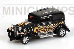 vieille voiture hot rod noire et jaune