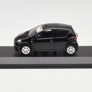 vieille petite voiture noire