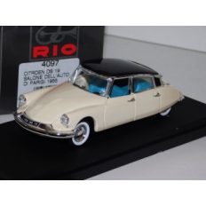 vieille voiture française limousine blanche avec toit noir