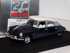 vieille voiture française limousine bleu