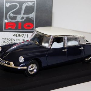 vieille voiture française limousine bleu