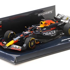 voiture de course formule 1 mauve