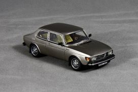 vieille voiture suedoise grise