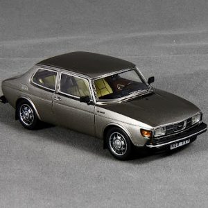 vieille voiture suedoise grise