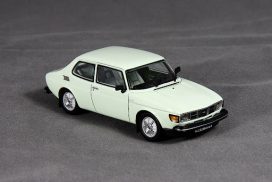 vieille voiture suedoise verte