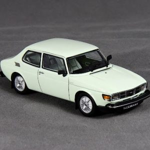 vieille voiture suedoise verte