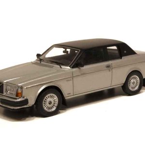 vieille voiture suedoise grise coupe avec toit noir