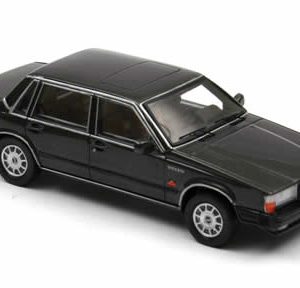 vieille voiture suedoise berline noire