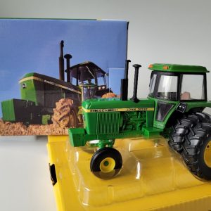 vieux tracteur agricole vert et jaune