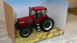 gros tracteur agricole rouge