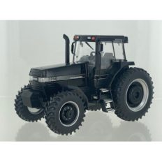 vieux tracteur agricole noir