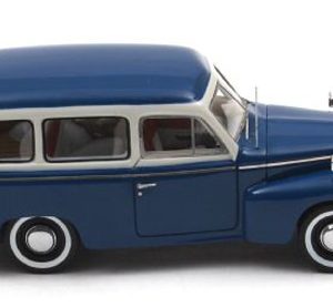 vieille voiture suedoise break bleu et blanc