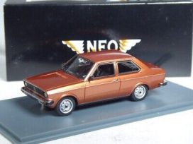 vieille voiture brune