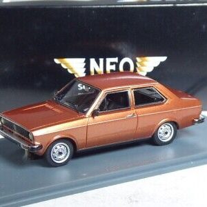 vieille voiture brune