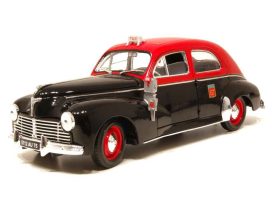 vieille voiture taxi rouge et noire