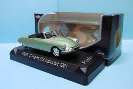 vieille voiture française cabriolet vert