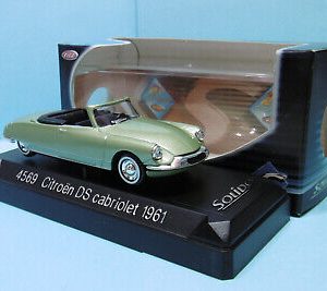 vieille voiture française cabriolet vert