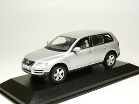 vieille voiture jeep grise