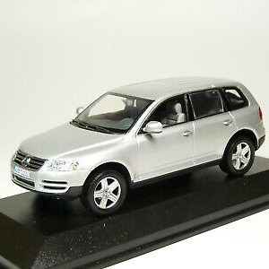 vieille voiture jeep grise