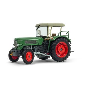 vieux tracteur agricole vert