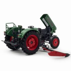 vieux tracteur agricole vert avec faucheuse