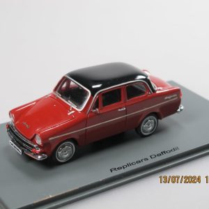 vieille voiture bordeaux avec toit noir