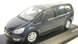 vieille voiture monospace bleu