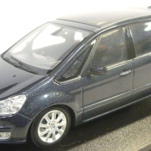 vieille voiture monospace bleu