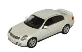 vieille voiture berline blanche