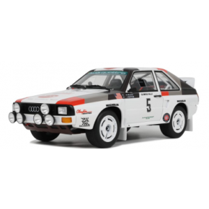 vieille voiture de rallye blanche