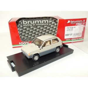 vieille petite voiture italienne blanche et grise