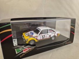 vieille voiture de rallye jaune et blanche