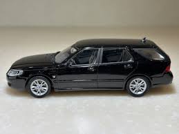 vieille voiture break noire