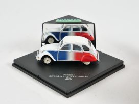 vieille voiture française blanche rouge et bleu