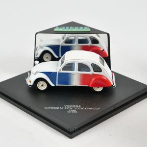 vieille voiture française blanche rouge et bleu