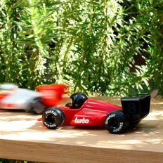 voiture de course decoration rouge