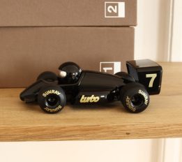 voiture de course decoration noire