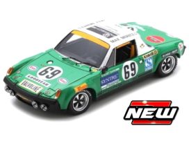 vieille voiture de course verte