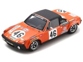 vieille voiture de course orange