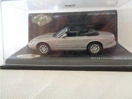 vieille voiture anglaise cabriolet grise