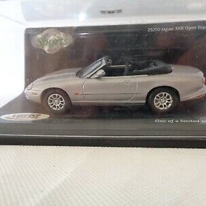 vieille voiture anglaise cabriolet grise