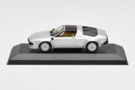 vieille voiture italienne de sport grise