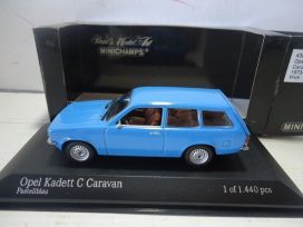 vieille voiture break bleu