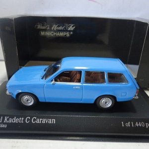 vieille voiture break bleu