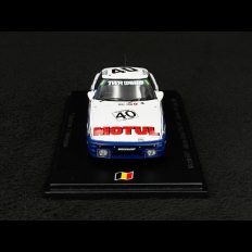 vieille voiture de course bleu et blanche