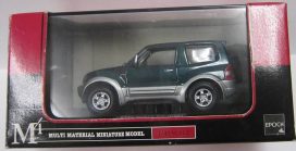 vieille jeep courte verte